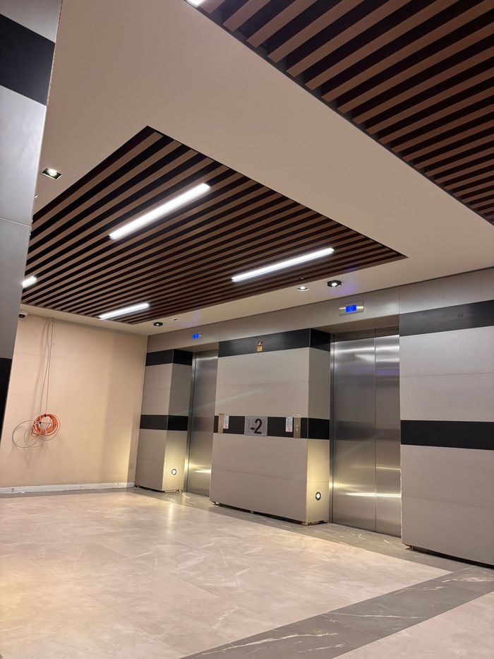 Ahşap görünümlü baffle tavan uygulaması – Levent 193 Plaza, Levent