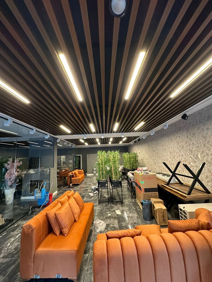 Ahşap görünümlü baffle tavan uygulaması – Square Lounge