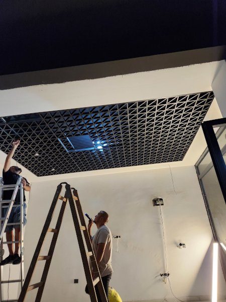 Renkli baffle tavan uygulaması – China Stix Restaurant