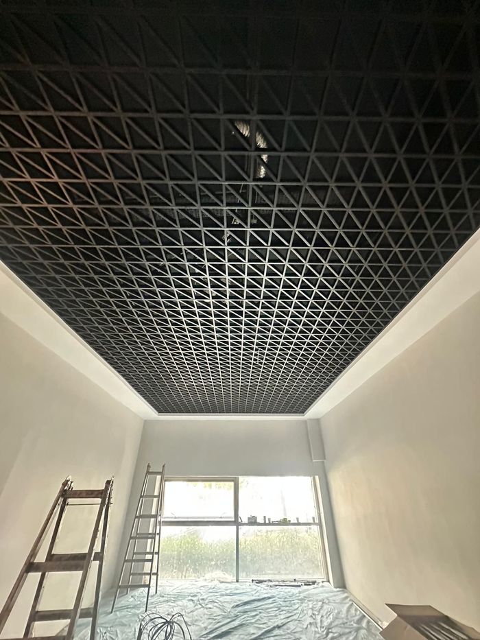 Siyah üçgen petek (open cell) tavan uygulaması – Elta Proje